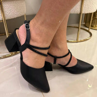 Scarpin Feminino Bico Fino Salto Bloco e Fechamento em fivela com Tira em Strass Preto