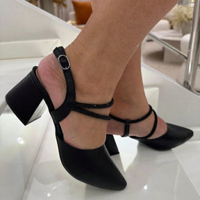 Scarpin Feminino Bico Fino Salto Bloco e Fechamento em fivela com Tira em Strass Preto