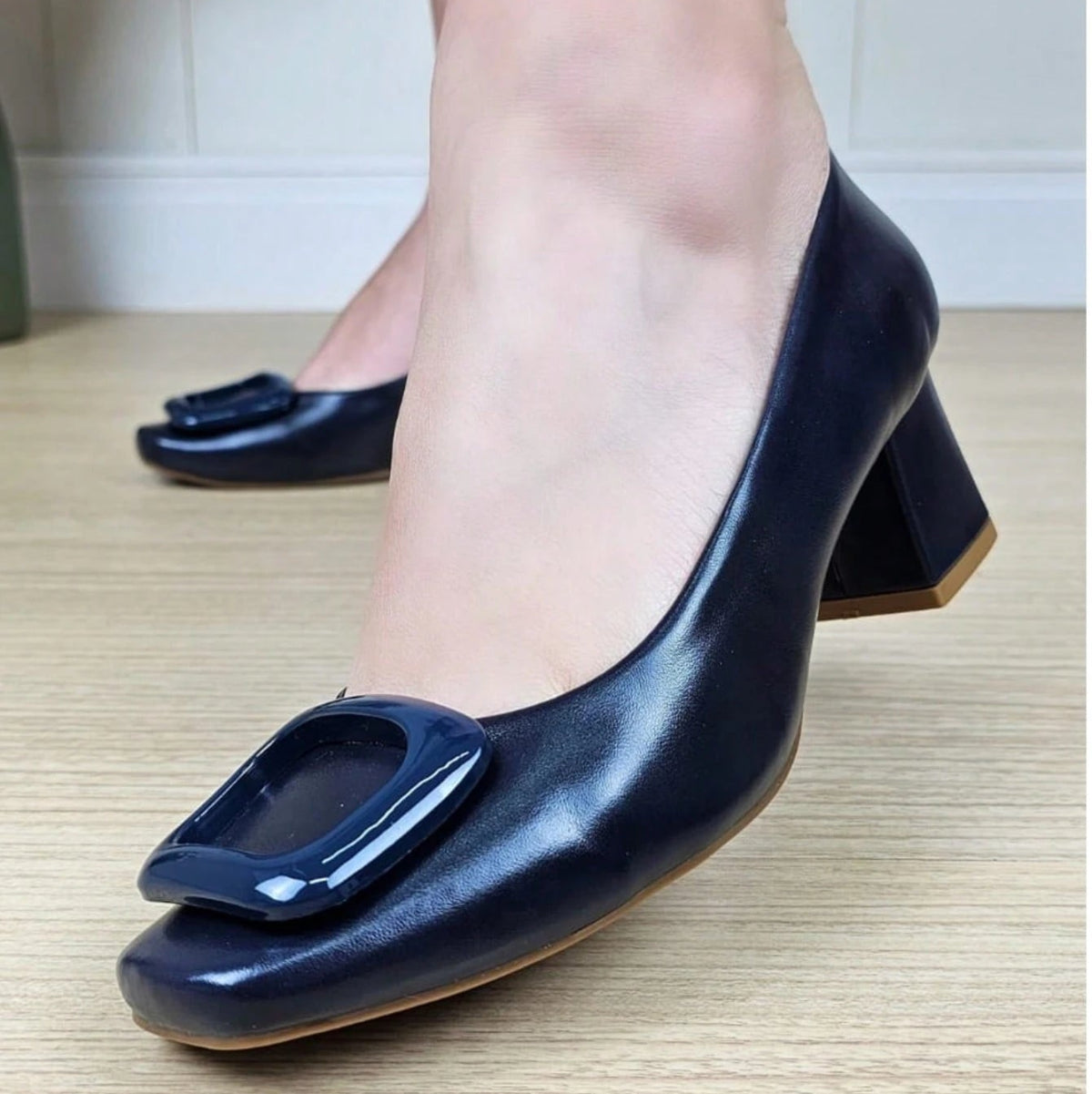 Scarpin Feminino Salto Bloco e Bico Quadrado com Enfeite Azul Marinho