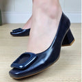 Scarpin Feminino Salto Bloco e Bico Quadrado com Enfeite Azul Marinho
