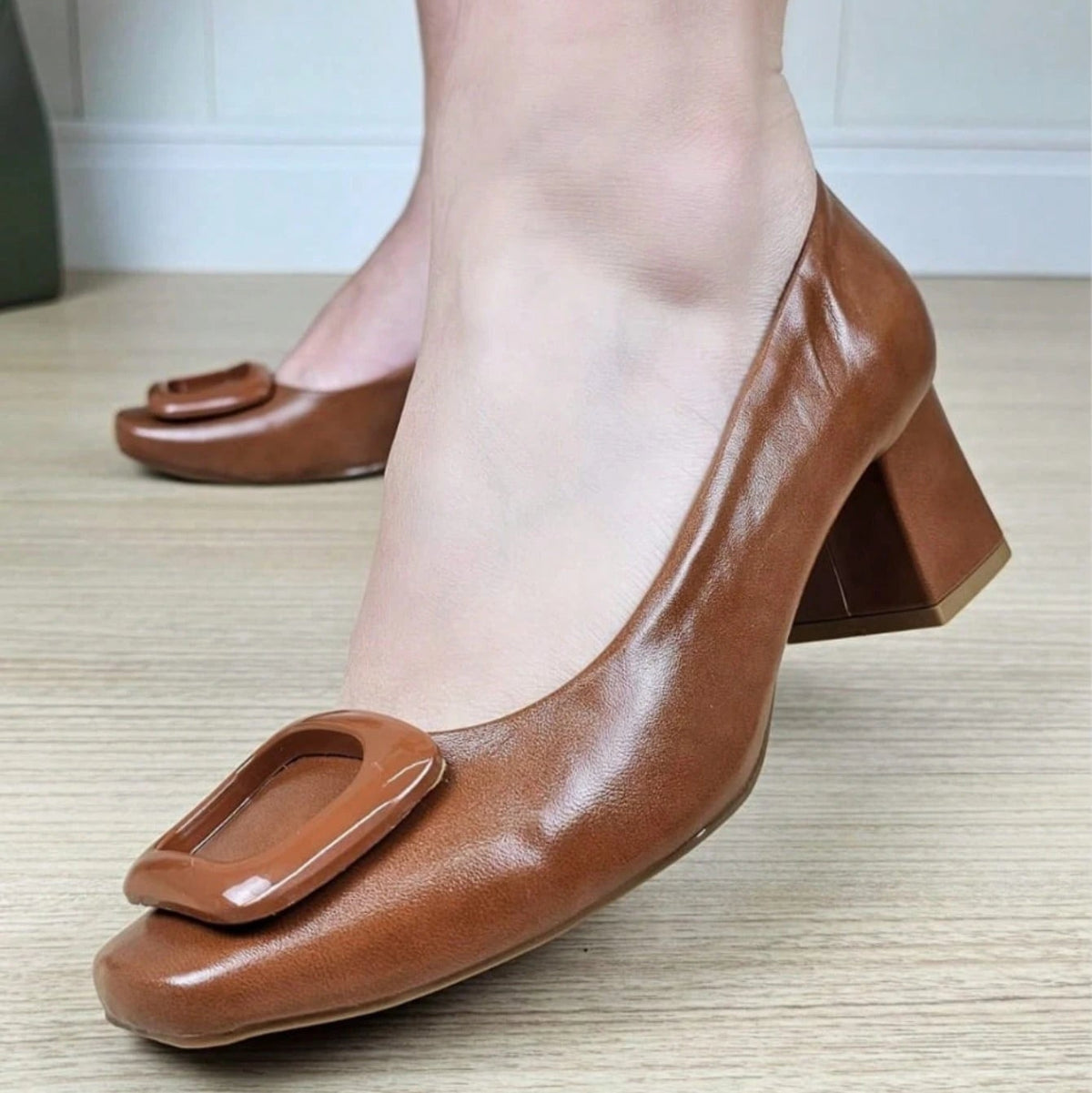 Scarpin Feminino Salto Bloco e Bico Quadrado com Enfeite Caramelo