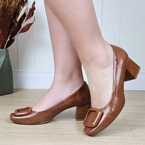 Scarpin Feminino Salto Bloco e Bico Quadrado com Enfeite Caramelo