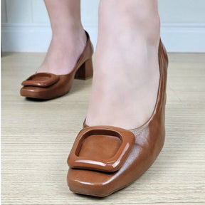 Scarpin Feminino Salto Bloco e Bico Quadrado com Enfeite Caramelo
