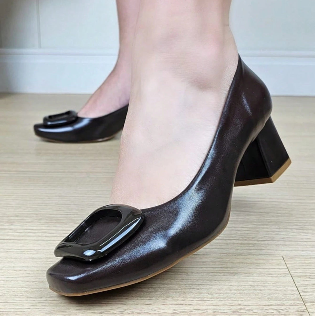 Scarpin Feminino Salto Bloco e Bico Quadrado com Enfeite Marrom
