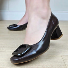 Scarpin Feminino Salto Bloco e Bico Quadrado com Enfeite Marrom