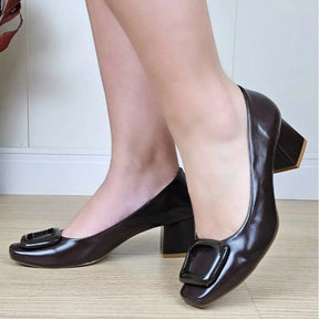 Scarpin Feminino Salto Bloco e Bico Quadrado com Enfeite Marrom