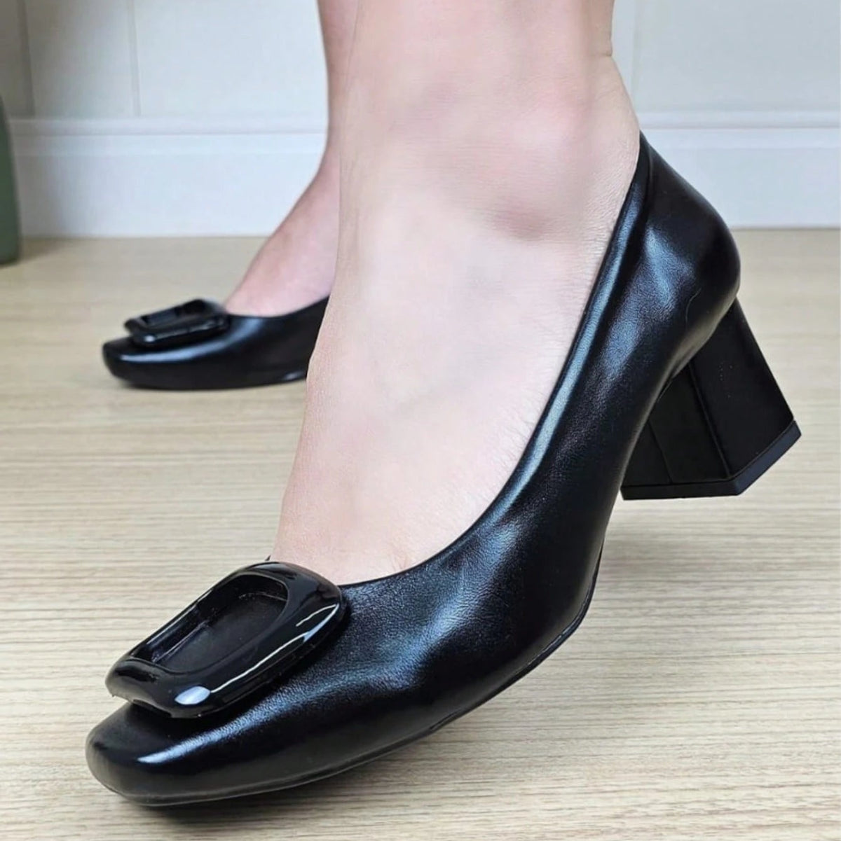 Scarpin Feminino Salto Bloco e Bico Quadrado com Enfeite Preto