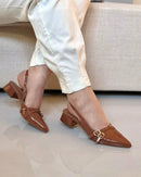 Scarpin Feminino Slingback Bico Fino Salto Bloco Baixo e Fivelas Caramelo