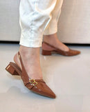 Scarpin Feminino Slingback Bico Fino Salto Bloco Baixo e Fivelas Caramelo