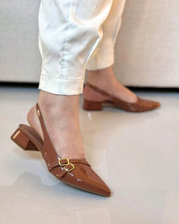 Scarpin Feminino Slingback Bico Fino Salto Bloco Baixo e Fivelas Caramelo