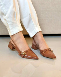 Scarpin Feminino Slingback Bico Fino Salto Bloco Baixo e Fivelas Caramelo