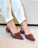 Scarpin Feminino Slingback Bico Fino Salto Bloco Baixo e Fivelas Marsala