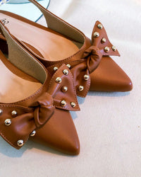 Scarpin Feminino Slingback Bico Fino Salto Bloco Baixo e Laço Caramelo