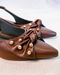Scarpin Feminino Slingback Bico Fino Salto Bloco Baixo e Laço Marrom