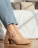 Scarpin Feminino Slingback Verniz Salto Bloco Médio com Tira e Fivela Ajustável Bege