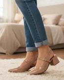 Scarpin Feminino Slingback Verniz Salto Bloco Médio com Tira e Fivela Ajustável Bege