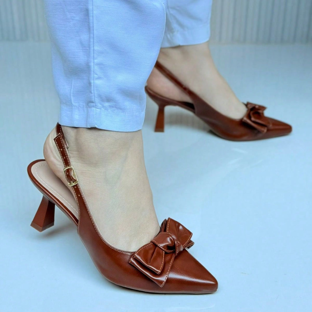 Scarpin Slingback Feminino Salto Médio Bico Fino com Laço Caramelo