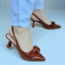 Scarpin Slingback Feminino Salto Médio Bico Fino com Laço Caramelo