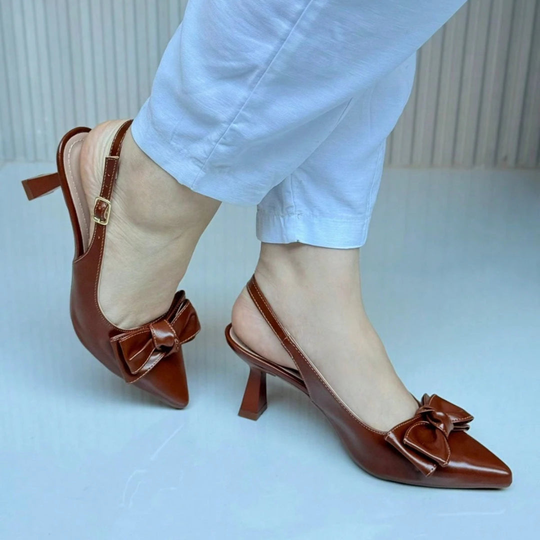 Scarpin Slingback Feminino Salto Médio Bico Fino com Laço Caramelo