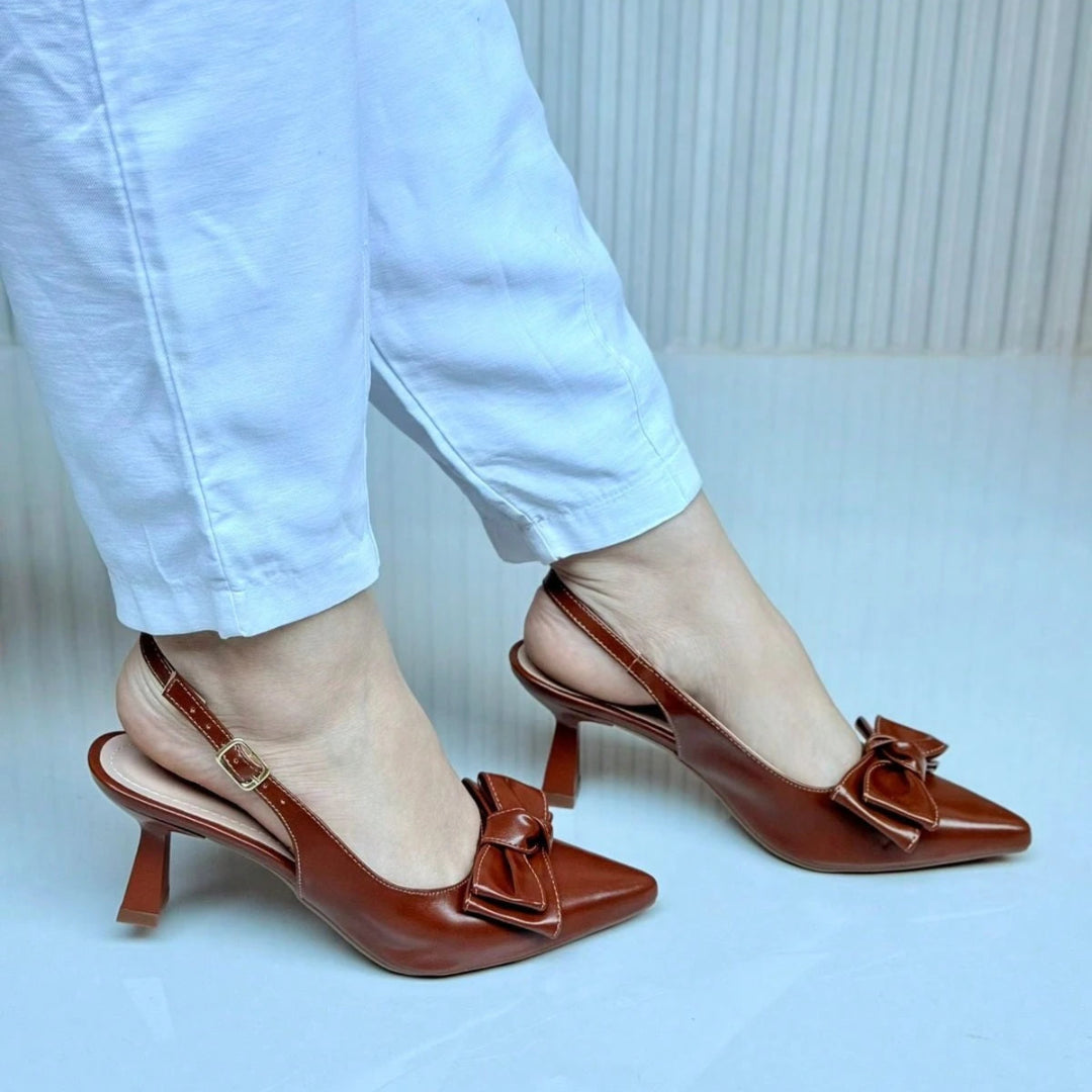 Scarpin Slingback Feminino Salto Médio Bico Fino com Laço Caramelo