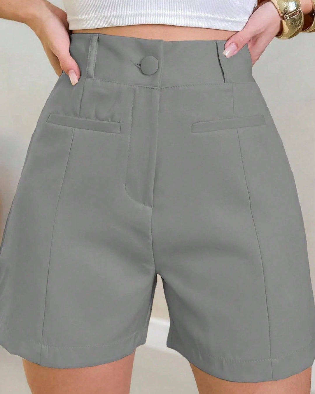 Short Feminino Alfaiataria com Bolso Fake Cinza
