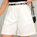 Shorts Feminino Social Alfaiataria De Perna Larga Plissados Com Cinto Branco