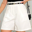 Shorts Feminino Social Alfaiataria De Perna Larga Plissados Com Cinto Branco