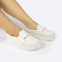 Tênis Slip On Feminino Calce Fácil e Detalhe em Brilho Branco
