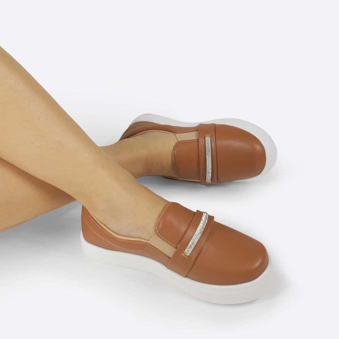 Tênis Slip On Feminino Calce Fácil e Detalhe em Brilho Caramelo