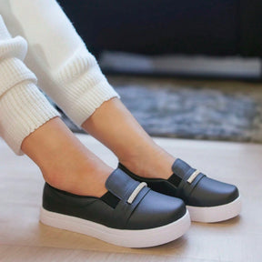 Tênis Slip On Feminino Calce Fácil e Detalhe em Brilho Preto