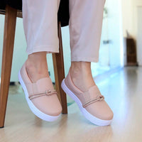 Tênis Slip On Feminino com Tiras em Brilho Bege