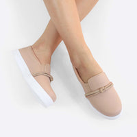Tênis Slip On Feminino com Tiras em Brilho Bege