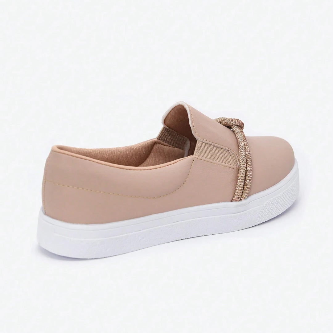 Tênis Slip On Feminino com Tiras em Brilho Bege