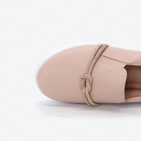Tênis Slip On Feminino com Tiras em Brilho Bege
