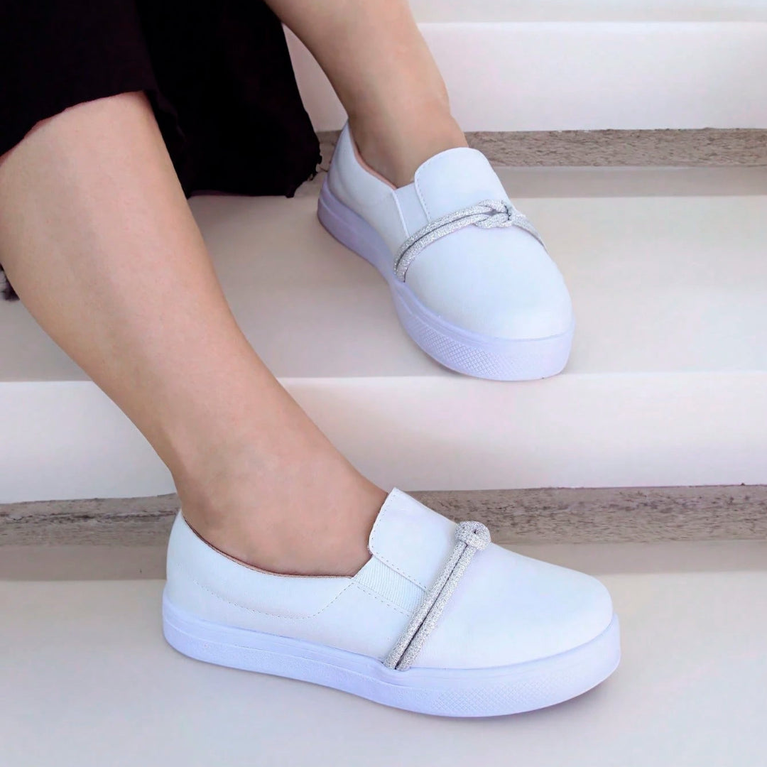 Tênis Slip On Feminino com Tiras em Brilho Branco
