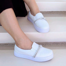 Tênis Slip On Feminino com Tiras em Brilho Branco