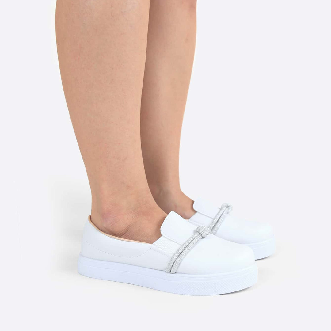 Tênis Slip On Feminino com Tiras em Brilho Branco