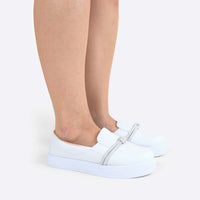 Tênis Slip On Feminino com Tiras em Brilho Branco