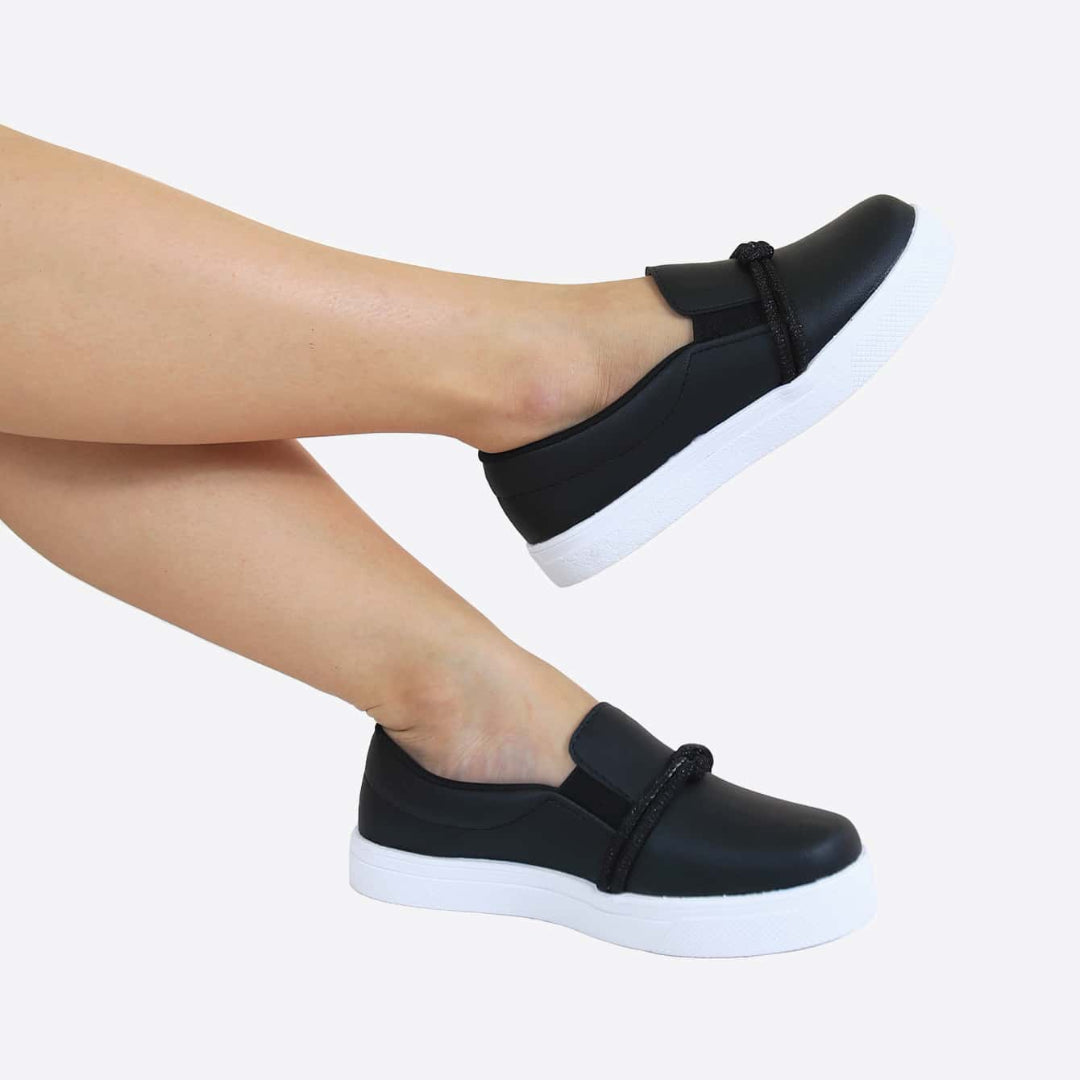 Tênis Slip On Feminino com Tiras em Brilho Preto