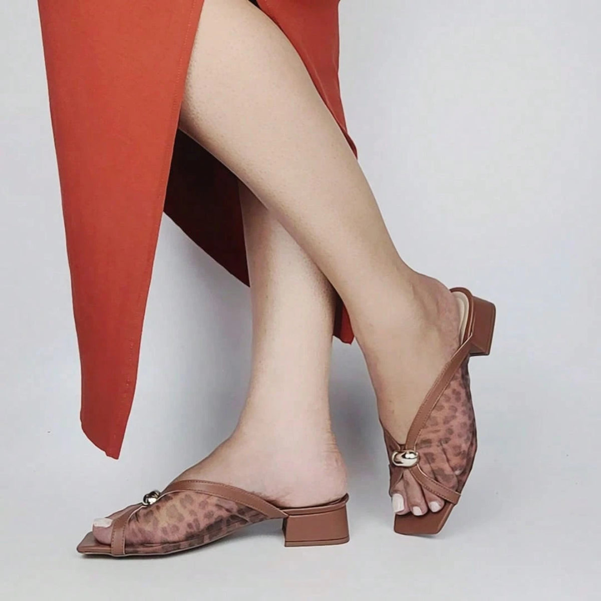 Tamanco Feminino Salto Bloco Baixo e Tela Transparente Chic Caramelo