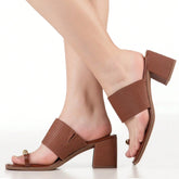 Tamanco Feminino Salto Bloco Tira Larga Anel de Dedo e Detalhe Metalizado Caramelo