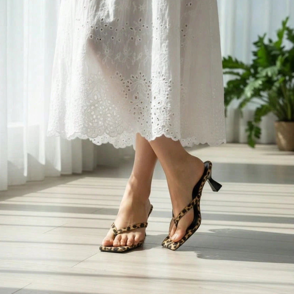 Tamanco Feminino Salto Fino Baixo Frente Quadrada Animal Print