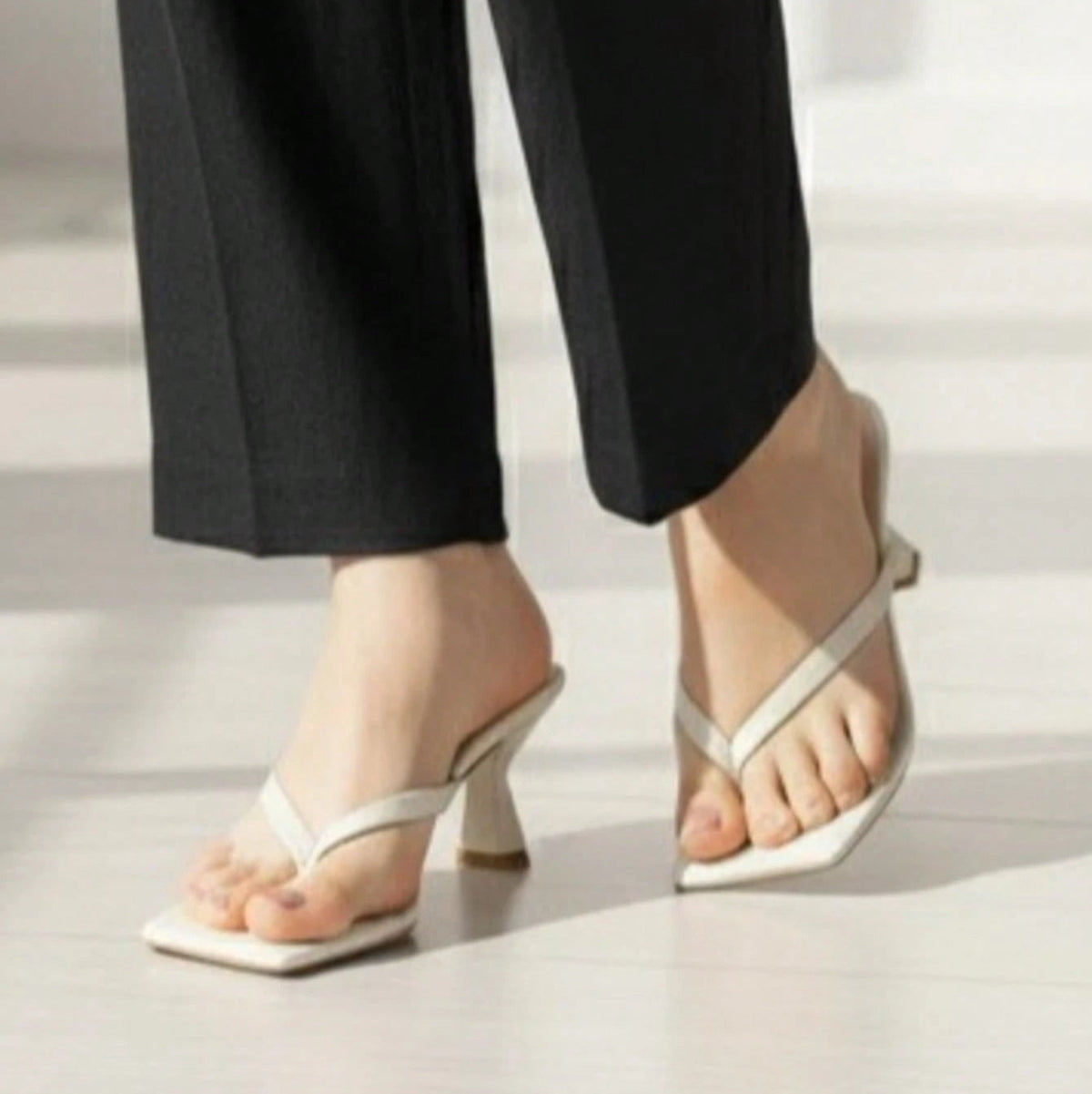 Tamanco Feminino Salto Fino Baixo Frente Quadrada Branco