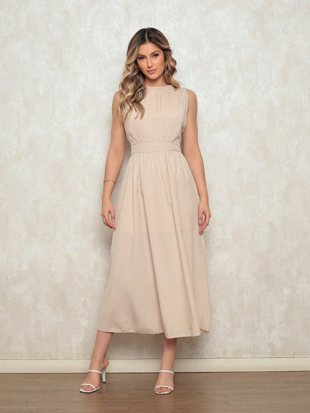 Vestido Feminino Midi em Crepinho - Cintura Marcada, Decote Discreto e Saia Solta Bege