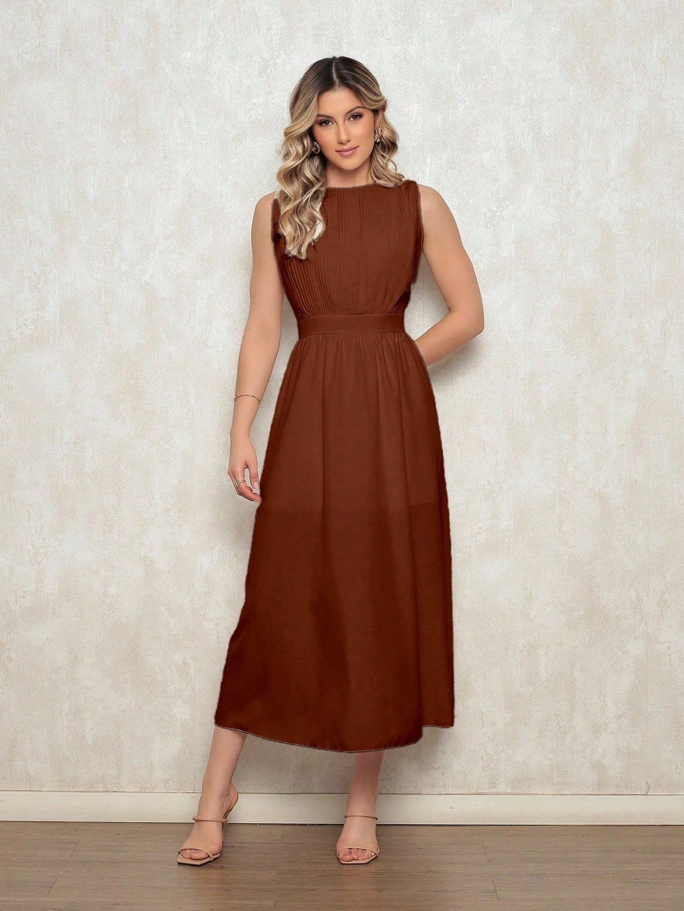 Vestido Feminino Midi em Crepinho - Cintura Marcada, Decote Discreto e Saia Solta Marrom