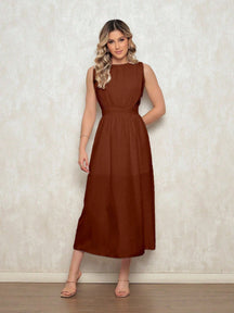 Vestido Feminino Midi em Crepinho - Cintura Marcada, Decote Discreto e Saia Solta Marrom