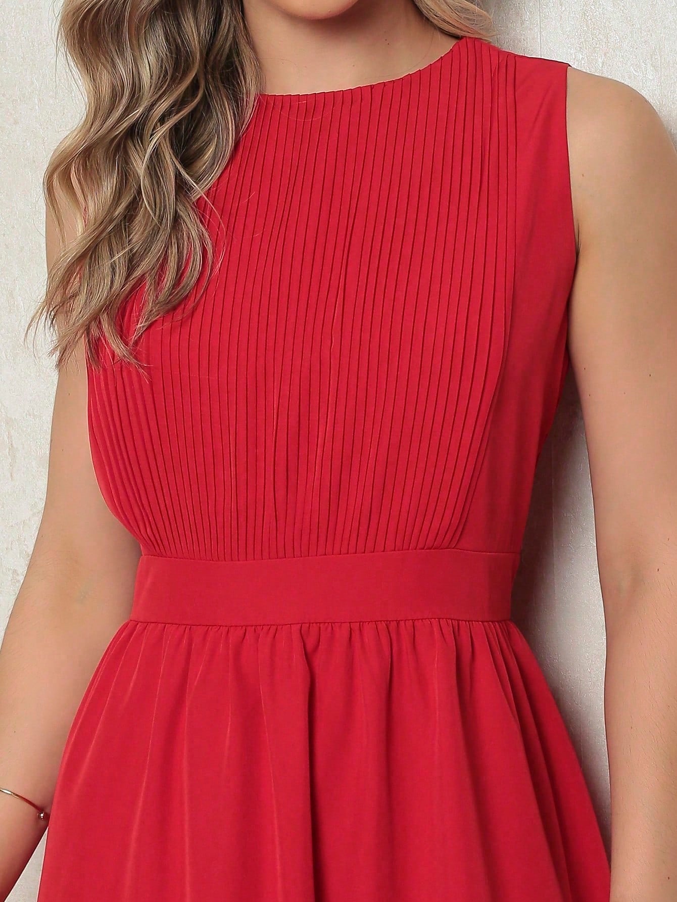 Vestido Feminino Midi em Crepinho - Cintura Marcada, Decote Discreto e Saia Solta Vermelho