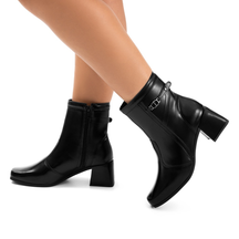 Bota Feminina Cano Curto com Salto Bloco Baixo e Detalhe Lateral – Estilo, Conforto e Versatilidade